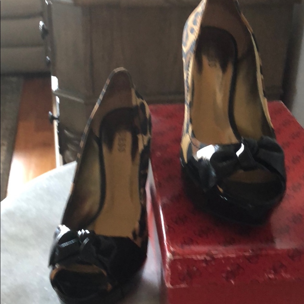 Guess leopard print pumps!